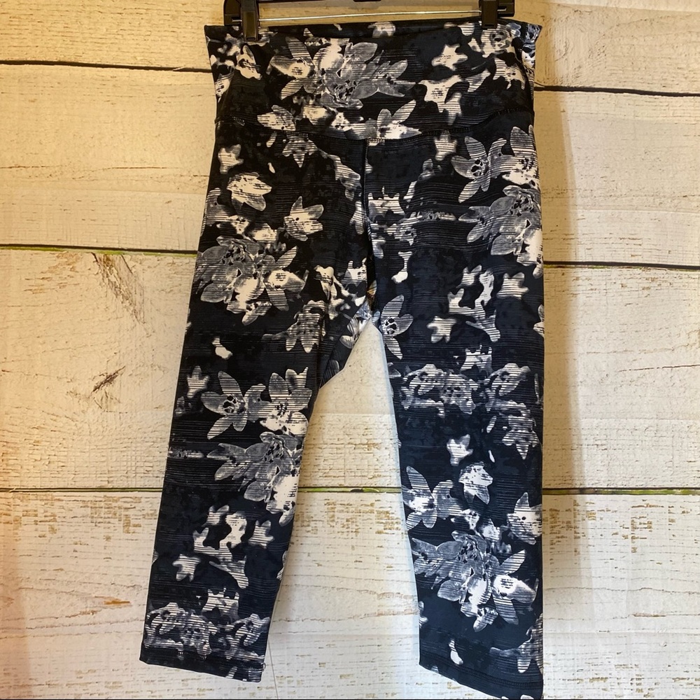 Old Navy Black and White Floral Capri Leggings